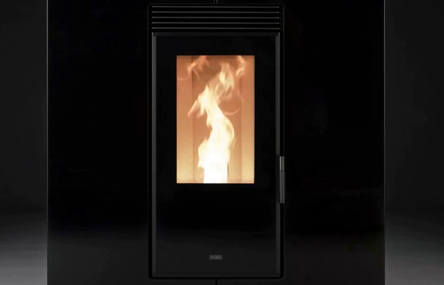 Poêle à granulés allumé, flamme visible à travers la vitre